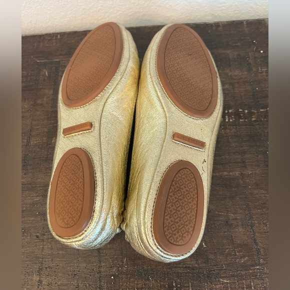 Tory Burch Reva Gold Ballet Flats Leather Metal Logo Medallion Size 5 - Picture 7 of 11